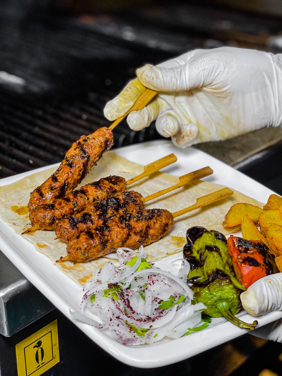 Lavaş üzerinde ızgara kıyma kebabı
