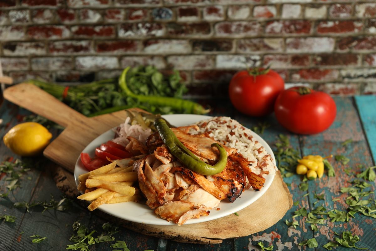 Pilav, patates ve sebzelerle tavuk döner tabağı
