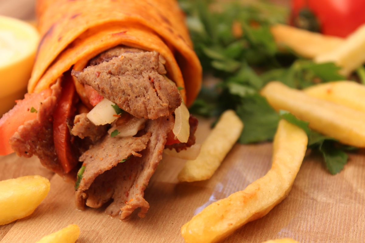 Patatesle servis edilen döner dürüm