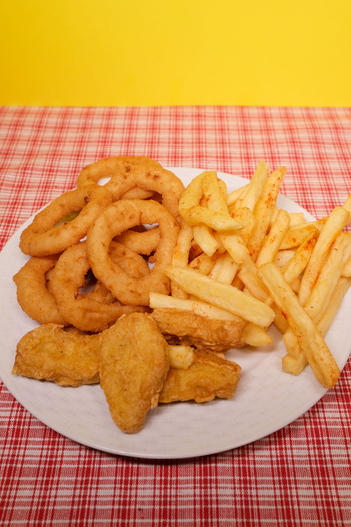 Patates, nugget ve soğan halkası tabağı