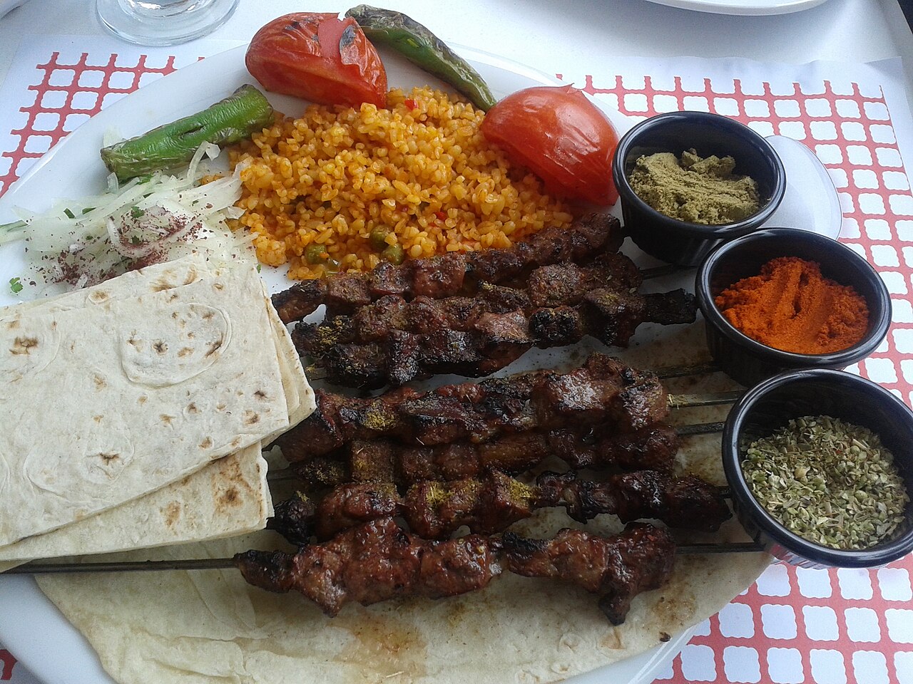 Lavaş ve közlenmiş biberle ciğer şiş kebabı