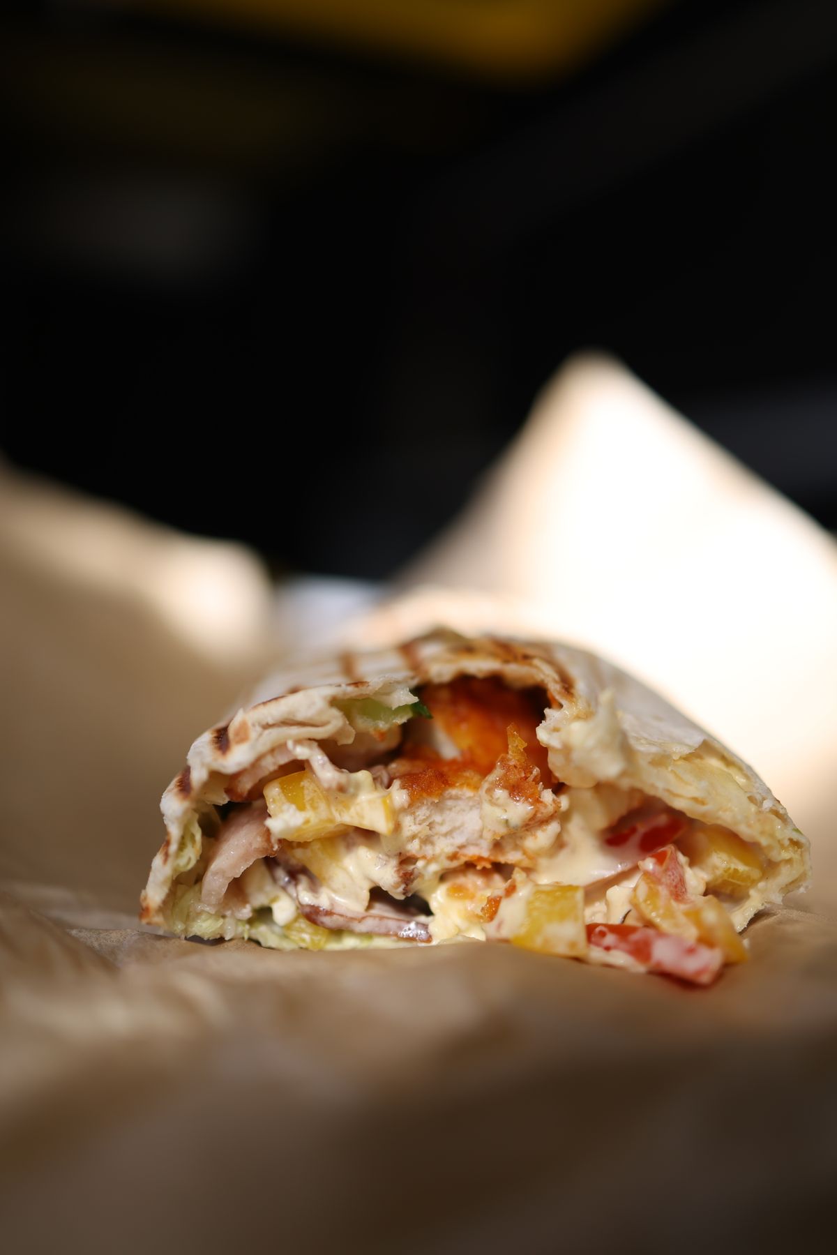 Et döner ve sebzelerle hazırlanmış dürüm