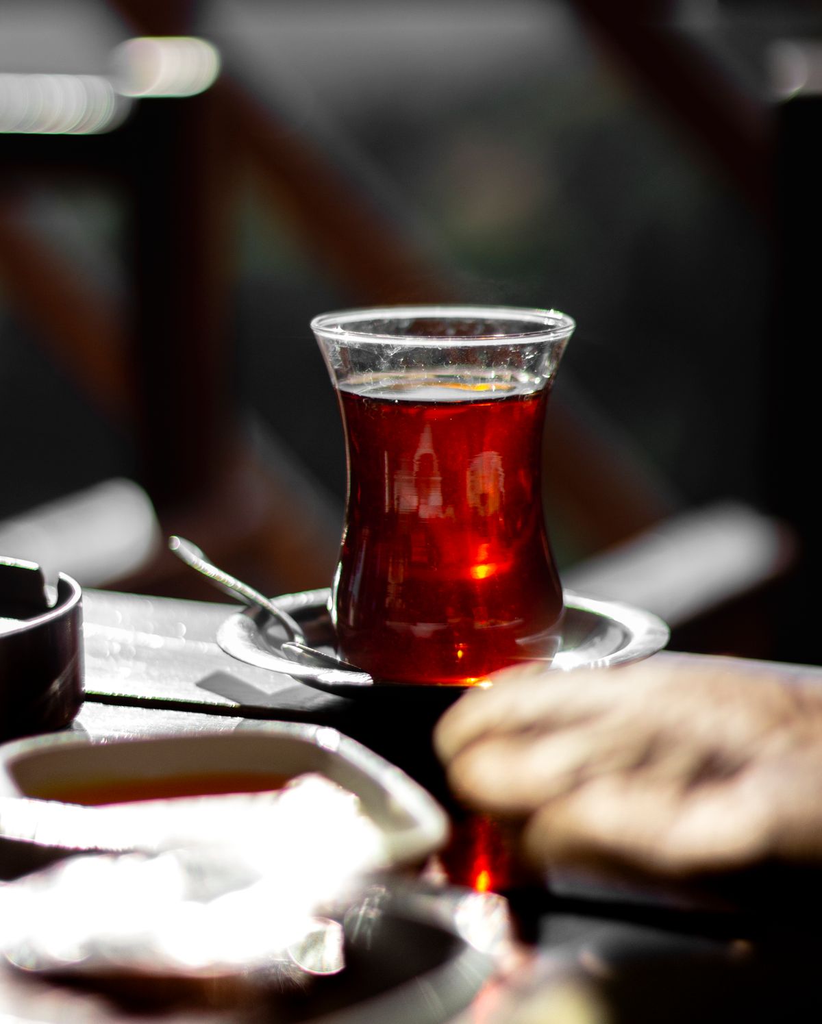 İnce belli bardakta Türk çayı