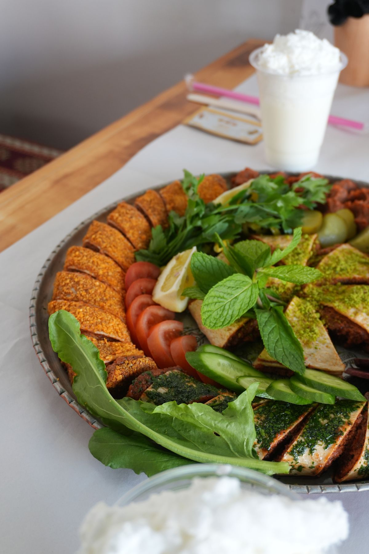Yeşillik ve çeşitli mezelerden oluşan Türk meze tabağı